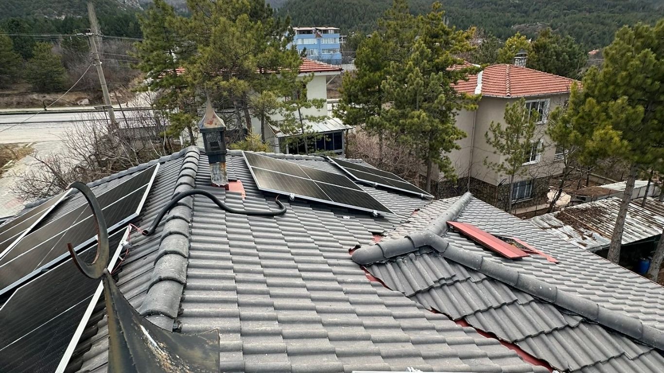 Installation einer 20 kW Photovoltaikanlage auf einer Villa in Kütahya