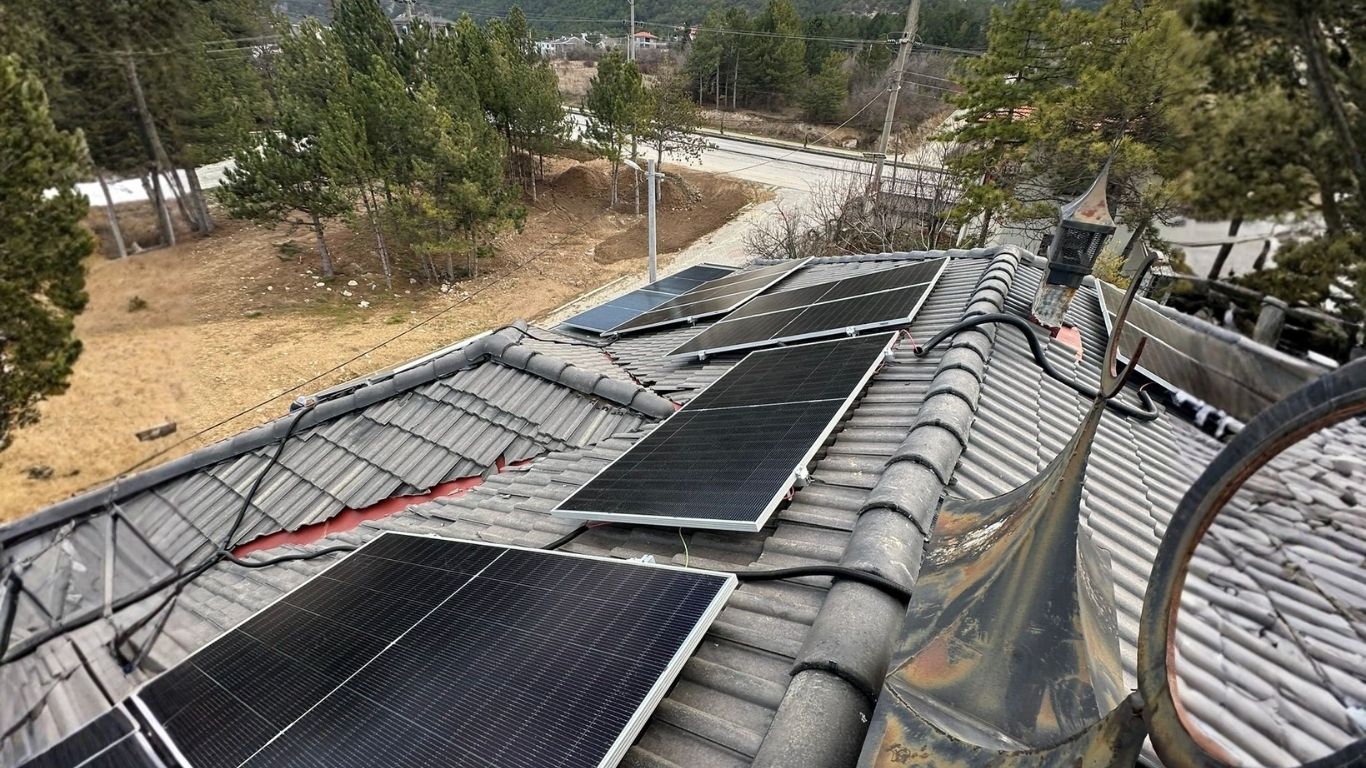 Installation einer 20 kW Photovoltaikanlage auf einer Villa in Kütahya