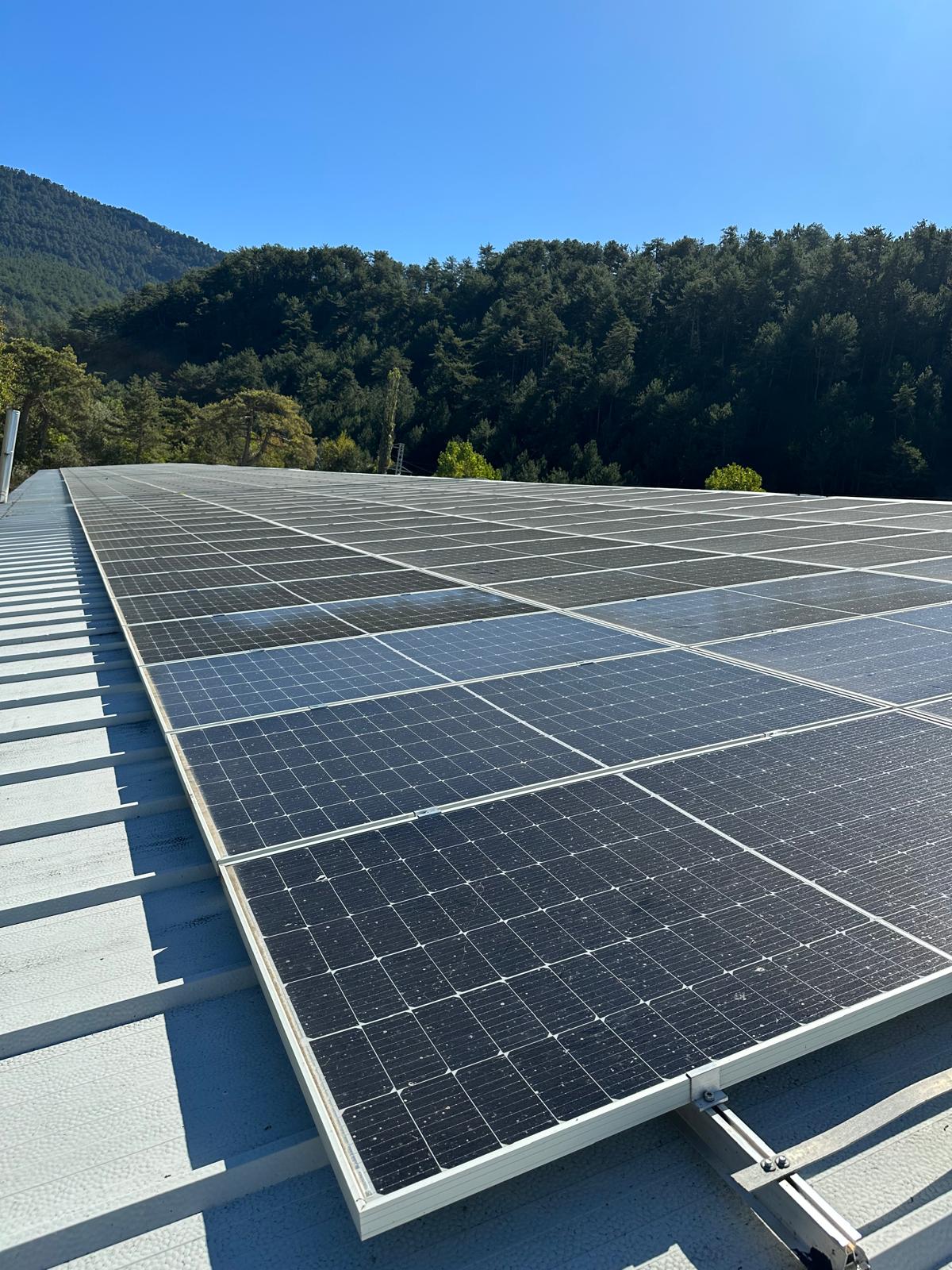 Göynük Tavuk Çiftliği çatısına kurulan 200 kWp güneş enerjisi sistemi – tarımsal üretim için temiz enerji çözümü
