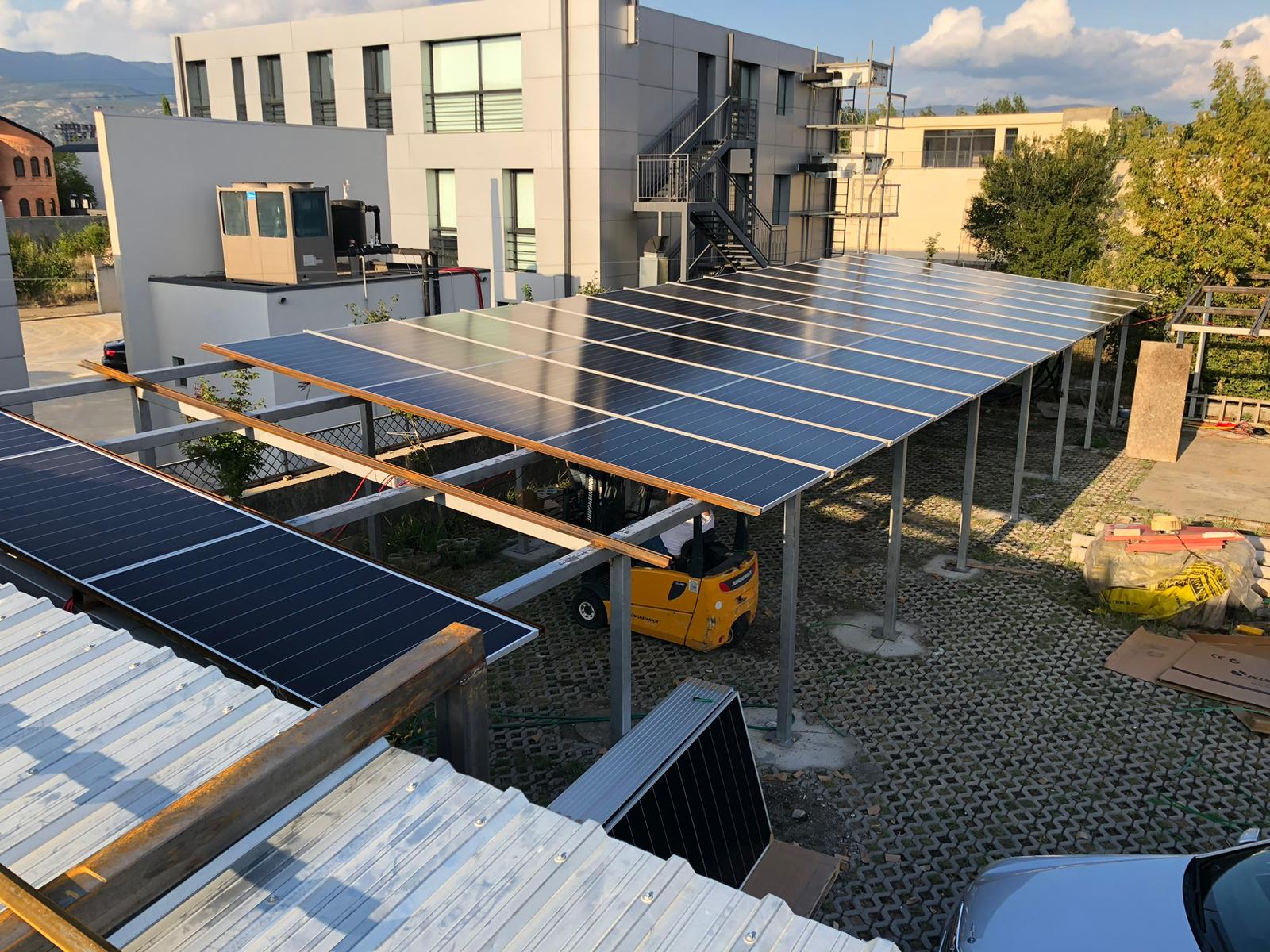 Tiflis’te 45 kWp kapasiteli Carport güneş enerjisi sistemi – araç park üstü panel kurulumu