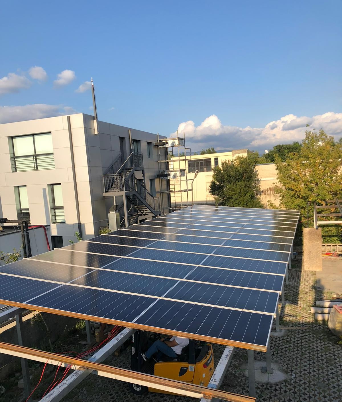 Tiflis’te 45 kWp kapasiteli Carport güneş enerjisi sistemi – araç park üstü panel kurulumu