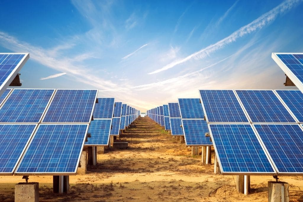 Güneş enerjisi kullanan bir tarım arazisi