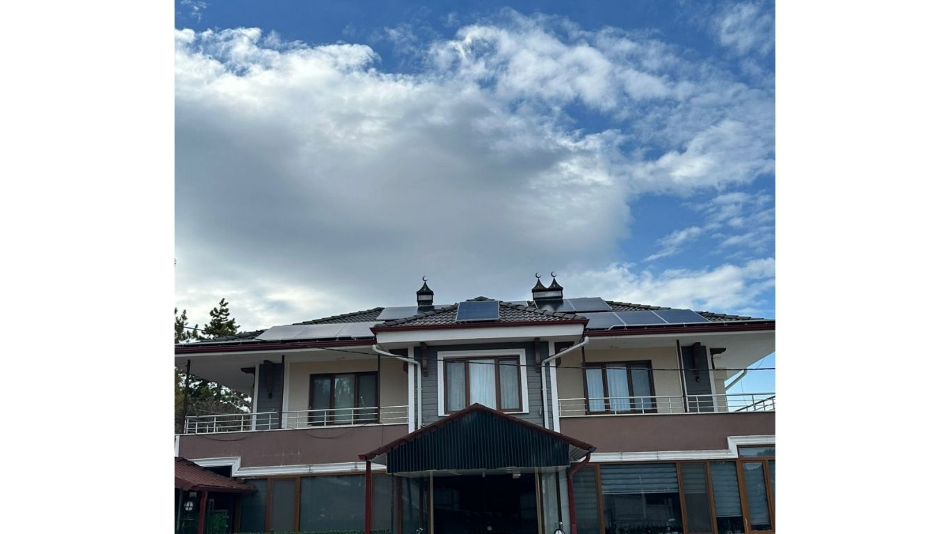 Installation einer 20 kW Photovoltaikanlage auf einer Villa in Kütahya