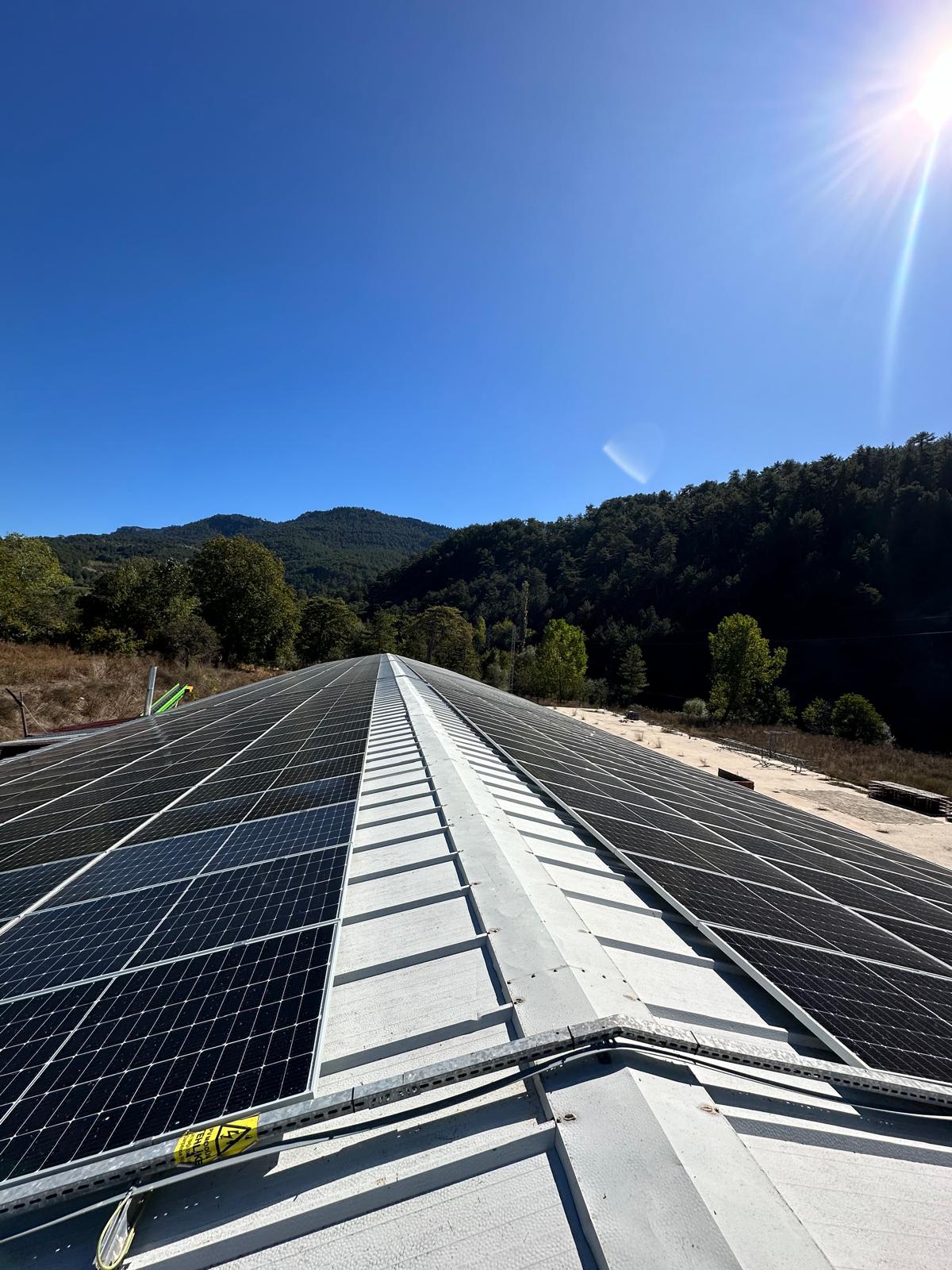Göynük Tavuk Çiftliği çatısına kurulan 200 kWp güneş enerjisi sistemi – tarımsal üretim için temiz enerji çözümü